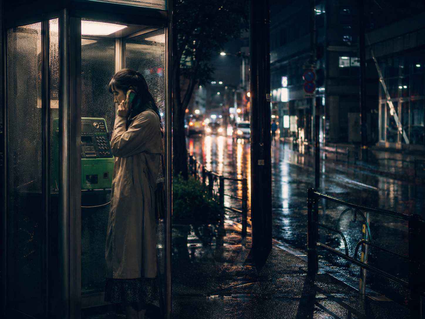 雨の街角の公衆電話